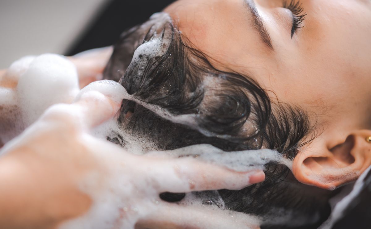 Șampoane cu cafeină – ce efect au și când să apelezi la aceste produse