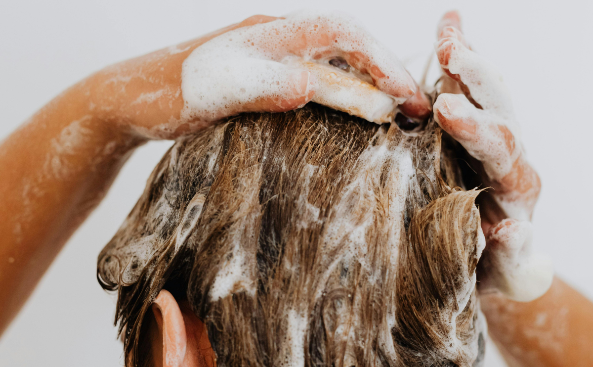 Cum folosești corect un șampon antimătreață